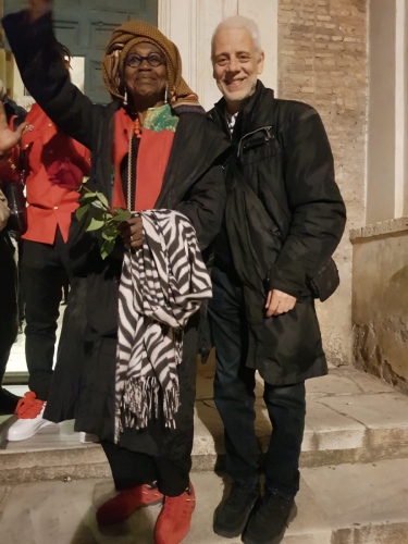 Ruggero Artale con Germaine Acogny, coreografa Leone d’oro alla Biennale di Venezia nel 2021, dopo  il suo meraviglioso spettacolo: “Rencontre avec Saint François” (“Incontro con San Francesco”) un progetto di rilettura della spiritualità̀ di Francesco d’Assisi, nella Basilica di Santa Maria in Ara Coeli, Roma, 12 marzo 2024. Ho avuto la fortuna e l’onore di collaborare con lei nel 1988 in occasione di un suo stage di danza africana  organizzato a Roma da MTM (Mimo Teatro Movimento diretto da Lydia Biondi). Foto di Marcella Butera.