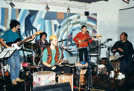 Da sx a dx: Stefano Cesare, basso; Claudio Gioannini, batteria; Ruggero Artale, percussioni; Roberto Genovesi, chitarra e voce; Karl Potter ,
percussioni e voce. Verve, Roma 2001
